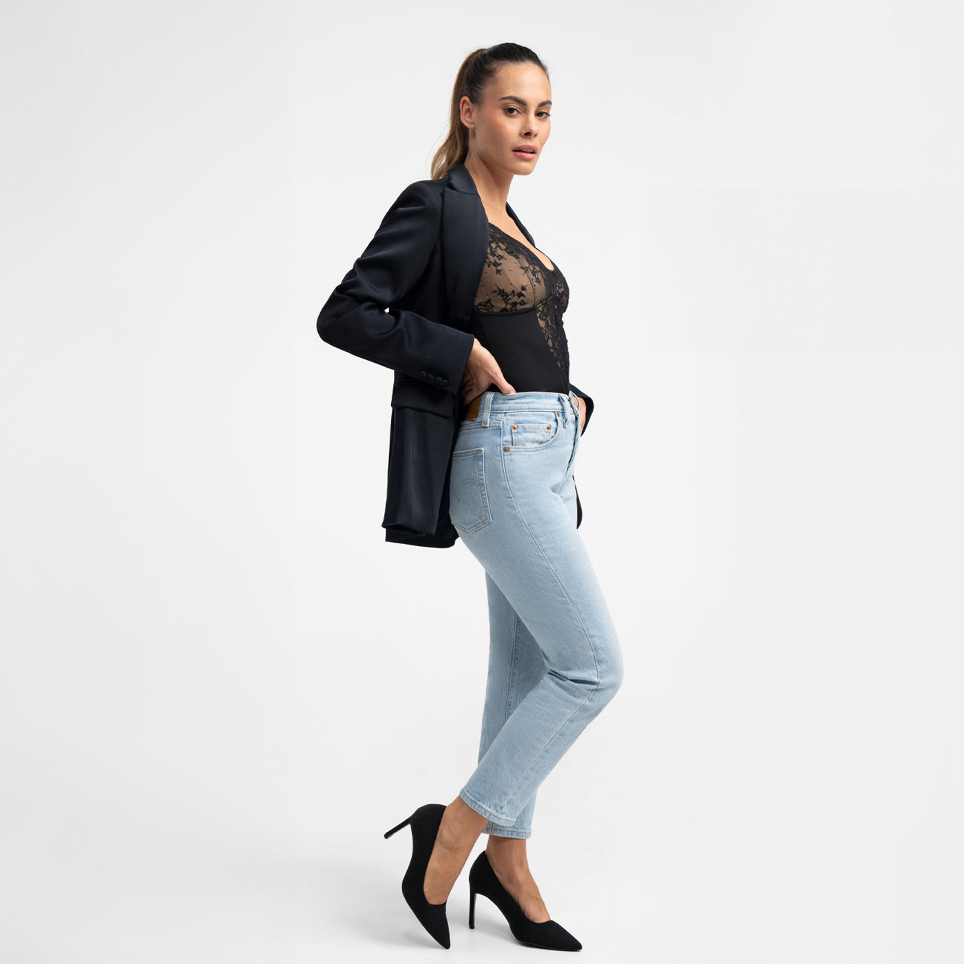 Skulpterende shapewear-body med blonder og trusser