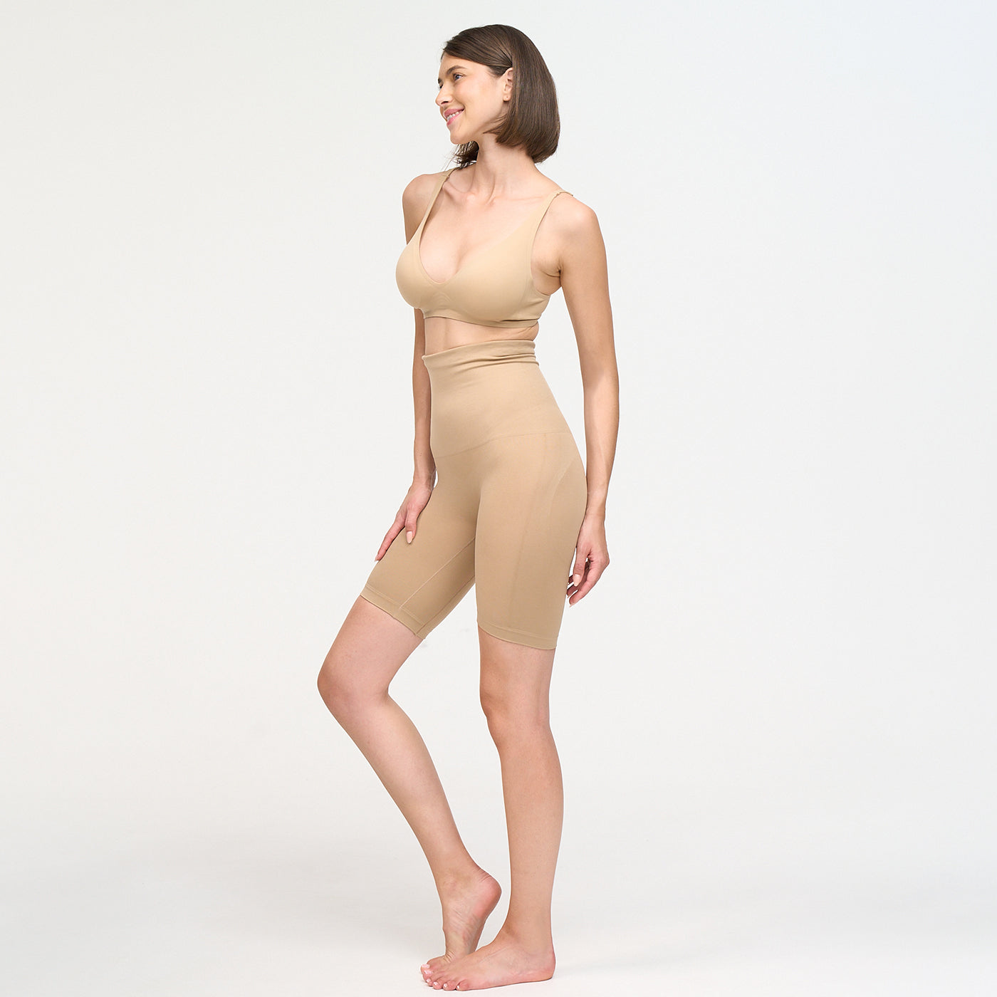 Korkeavyötäröiset muotoilevat shortsit