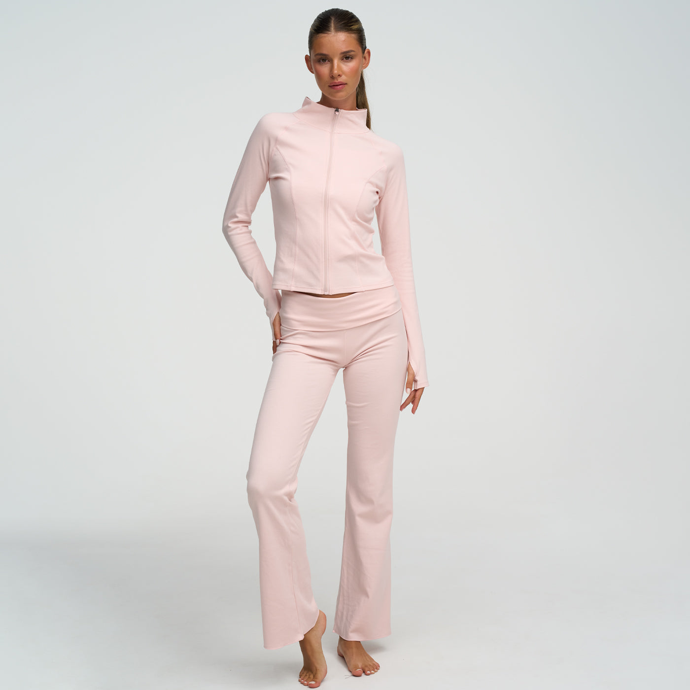 <div>Das Model ist 1,76m groß</div><span></span><div>und trägt Größe S</div>