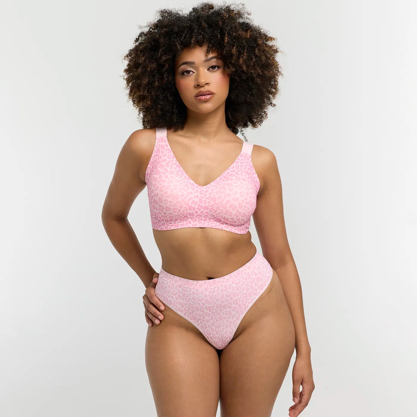 Das Model ist 1,77m groß und trägt Größe L.