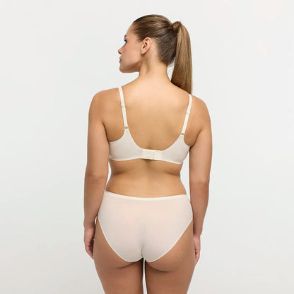 Das Model ist 1,67m groß und trägt Größe M.