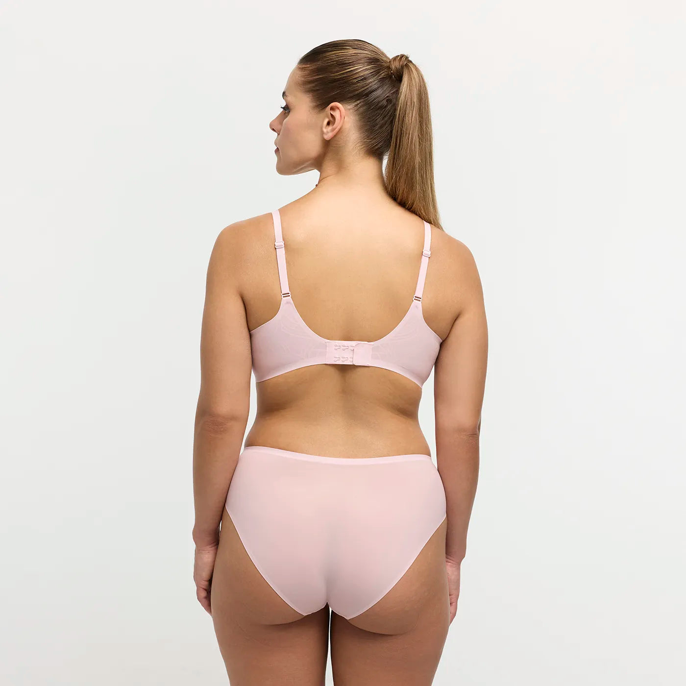 Das Model ist 1,67m groß und trägt Größe M.