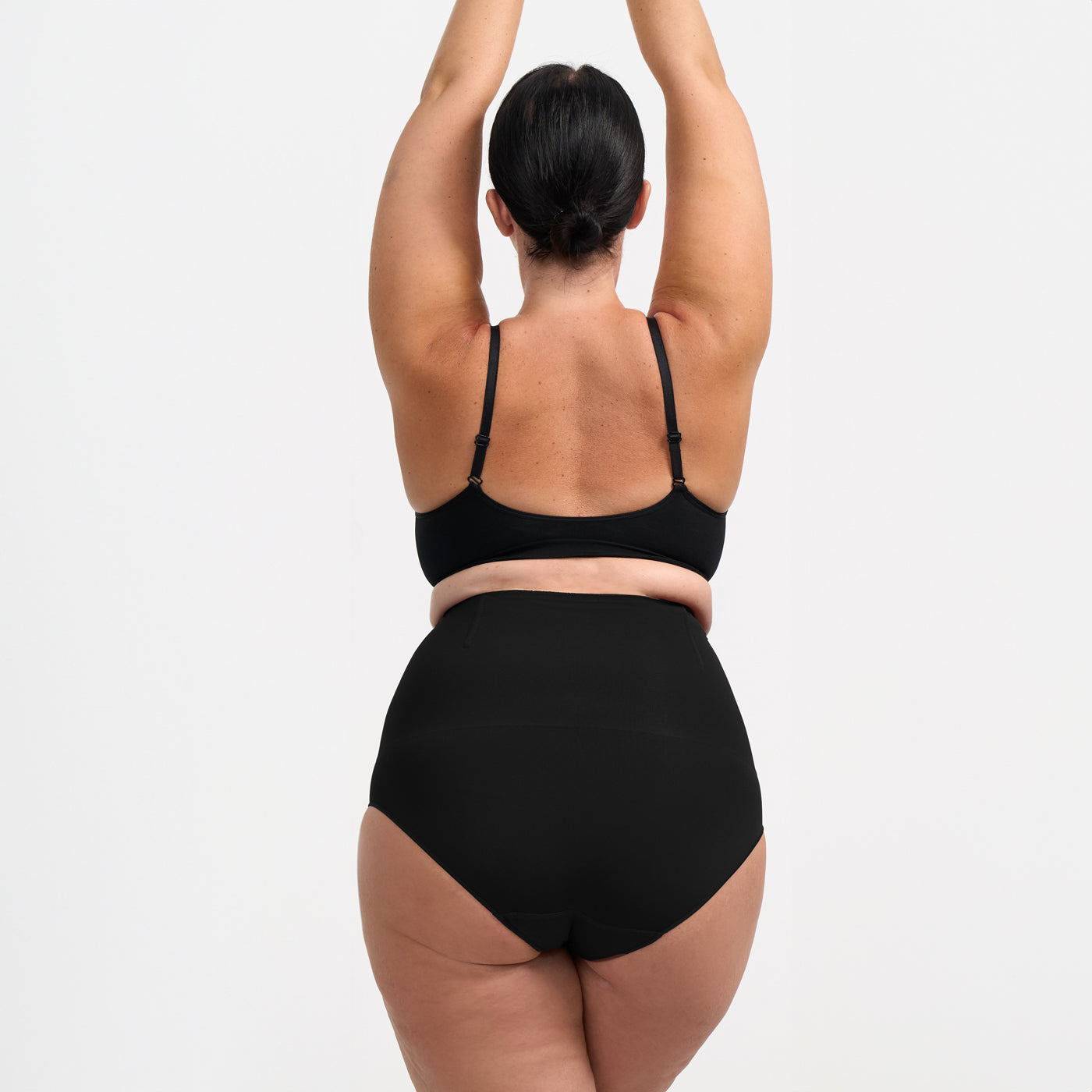 Das Model ist 1,77m groß und trägt Größe 2XL