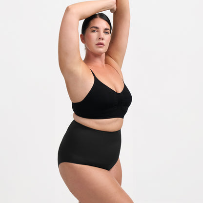 Das Model ist 1,77m groß und trägt Größe 2XL