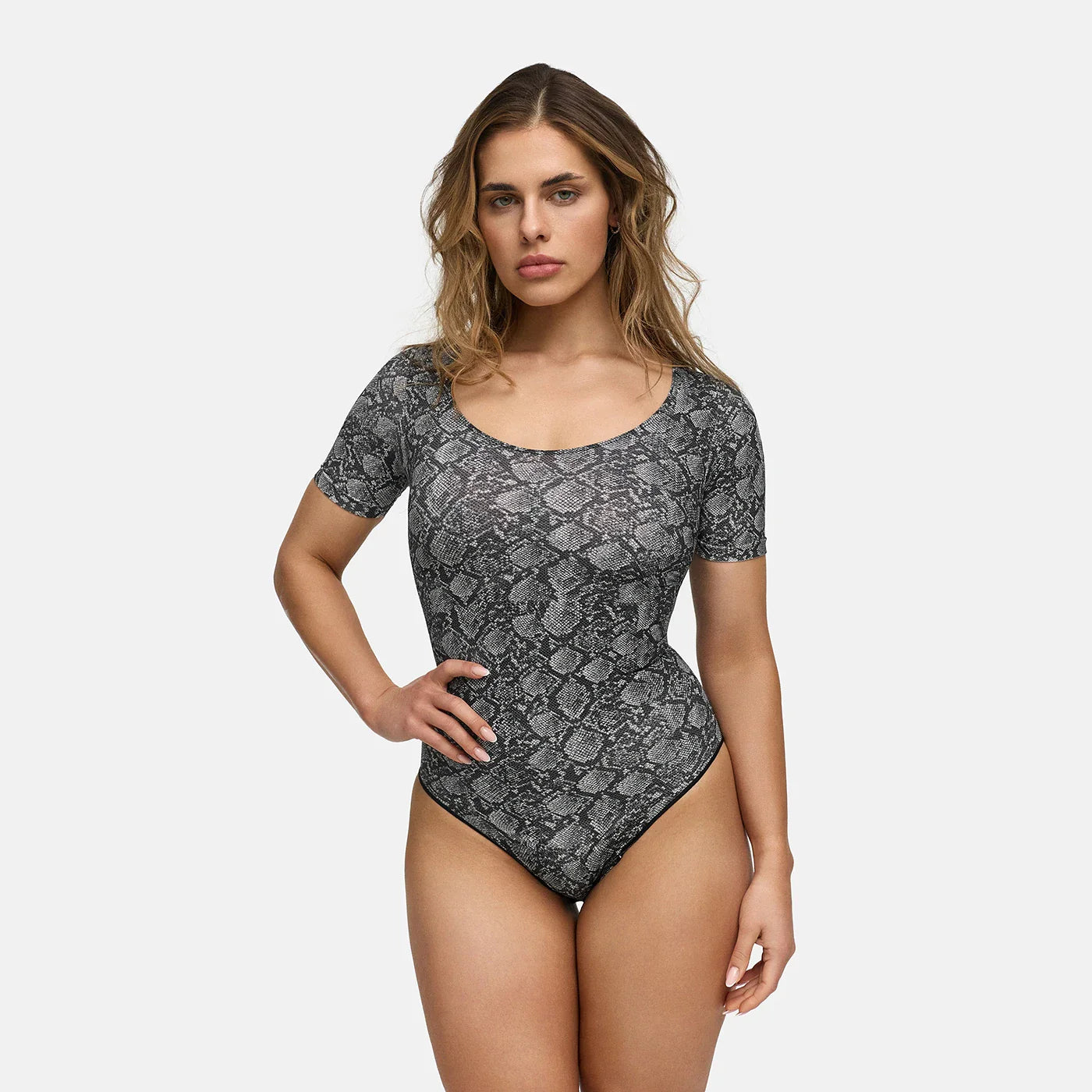 T-shirt-bodysuit med formande shapewear och trosor