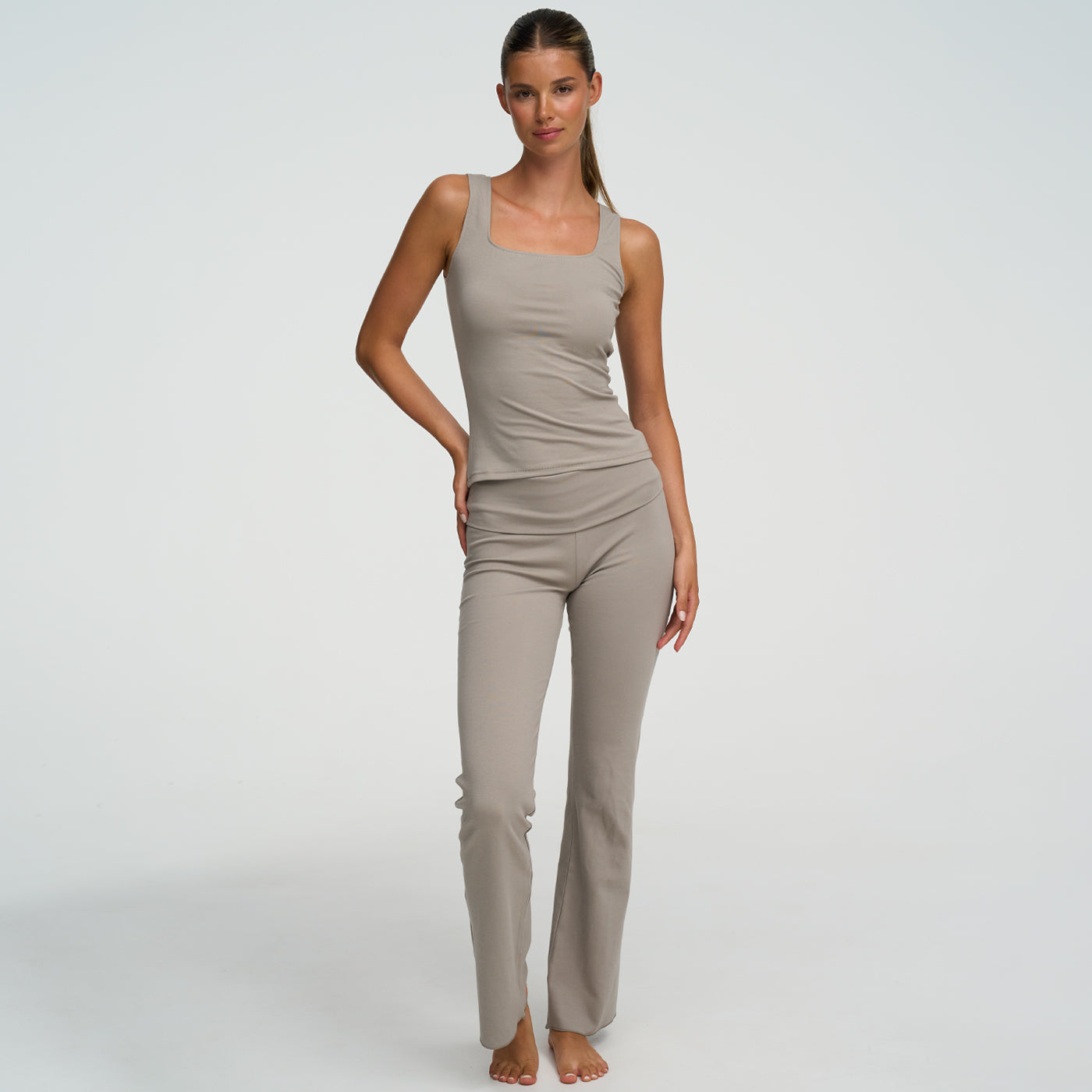 <div>Das Model ist 1,76m groß</div><span></span><div>und trägt Größe M</div>