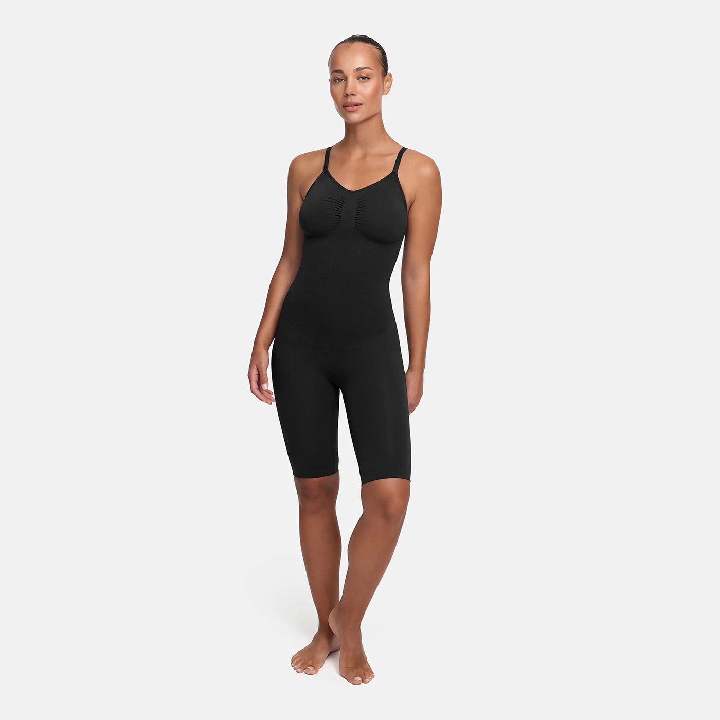 Bodysuit-muotoileva alusvaate, jossa shortsit