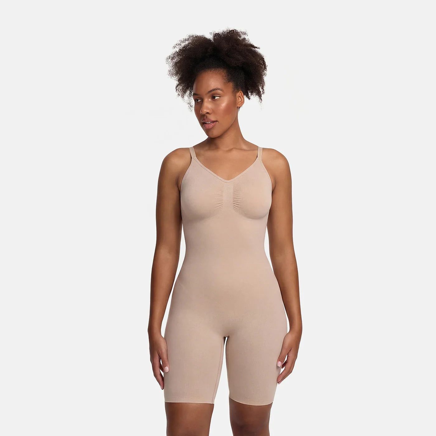 Bodysuit-muotoileva alusvaate, jossa shortsit