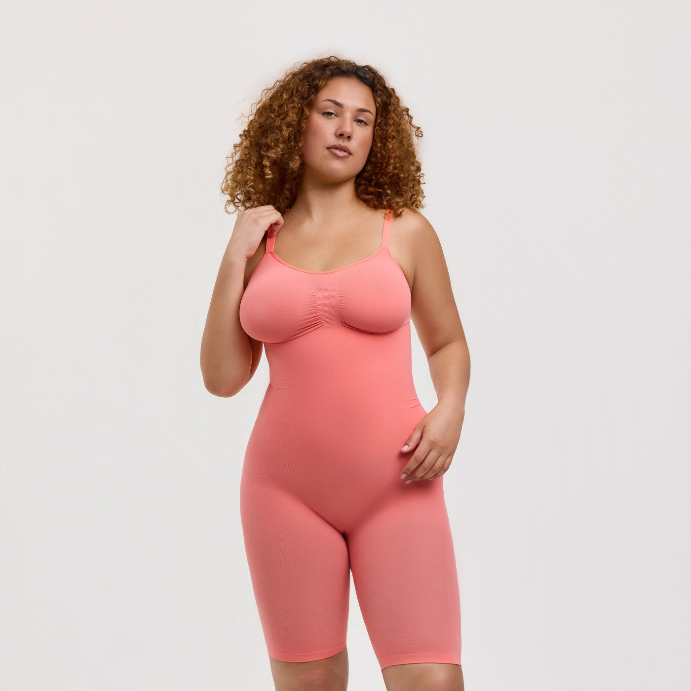Bodysuit-muotoileva alusvaate, jossa shortsit