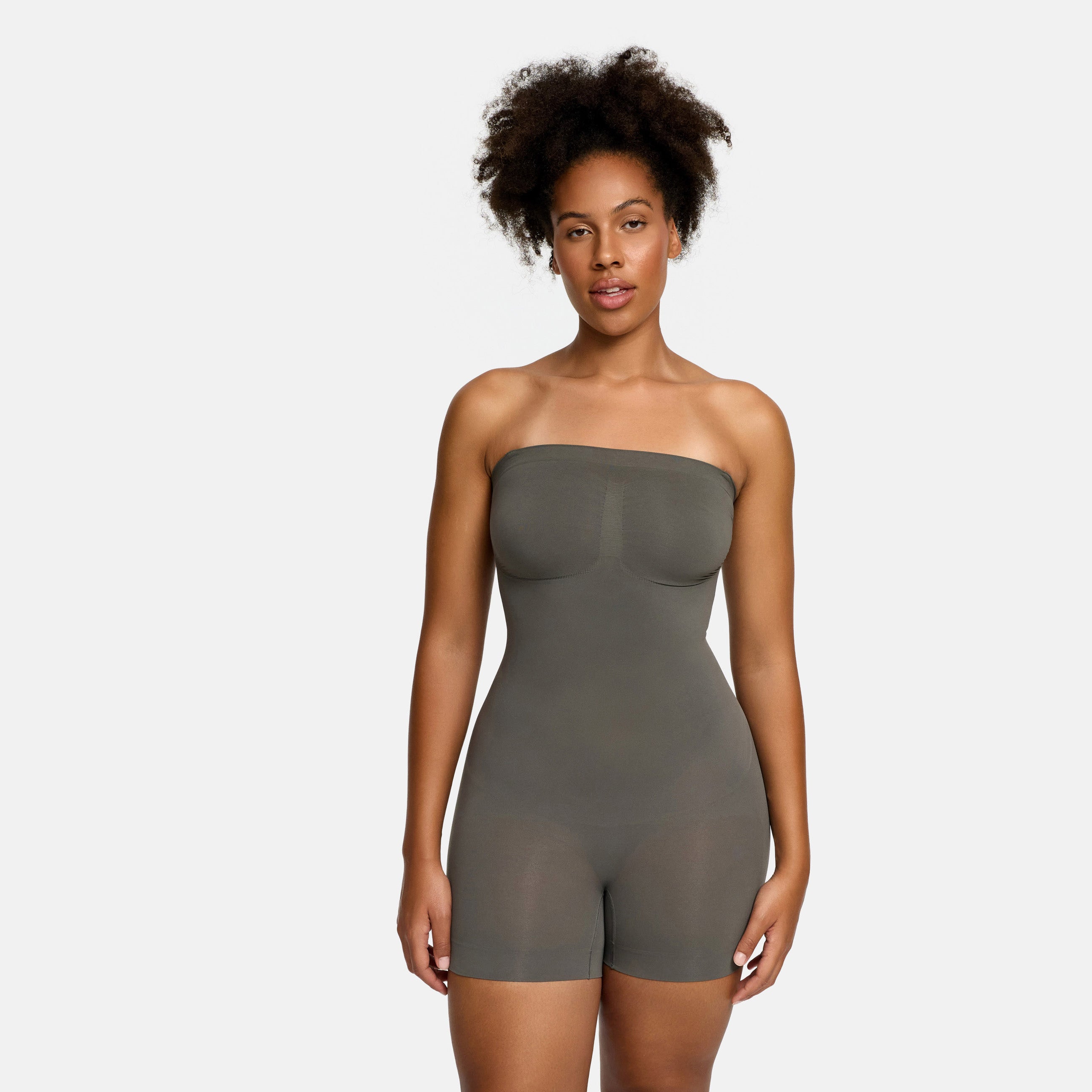 Olkaimeton bodysuit veistävä shapewear shortseineen