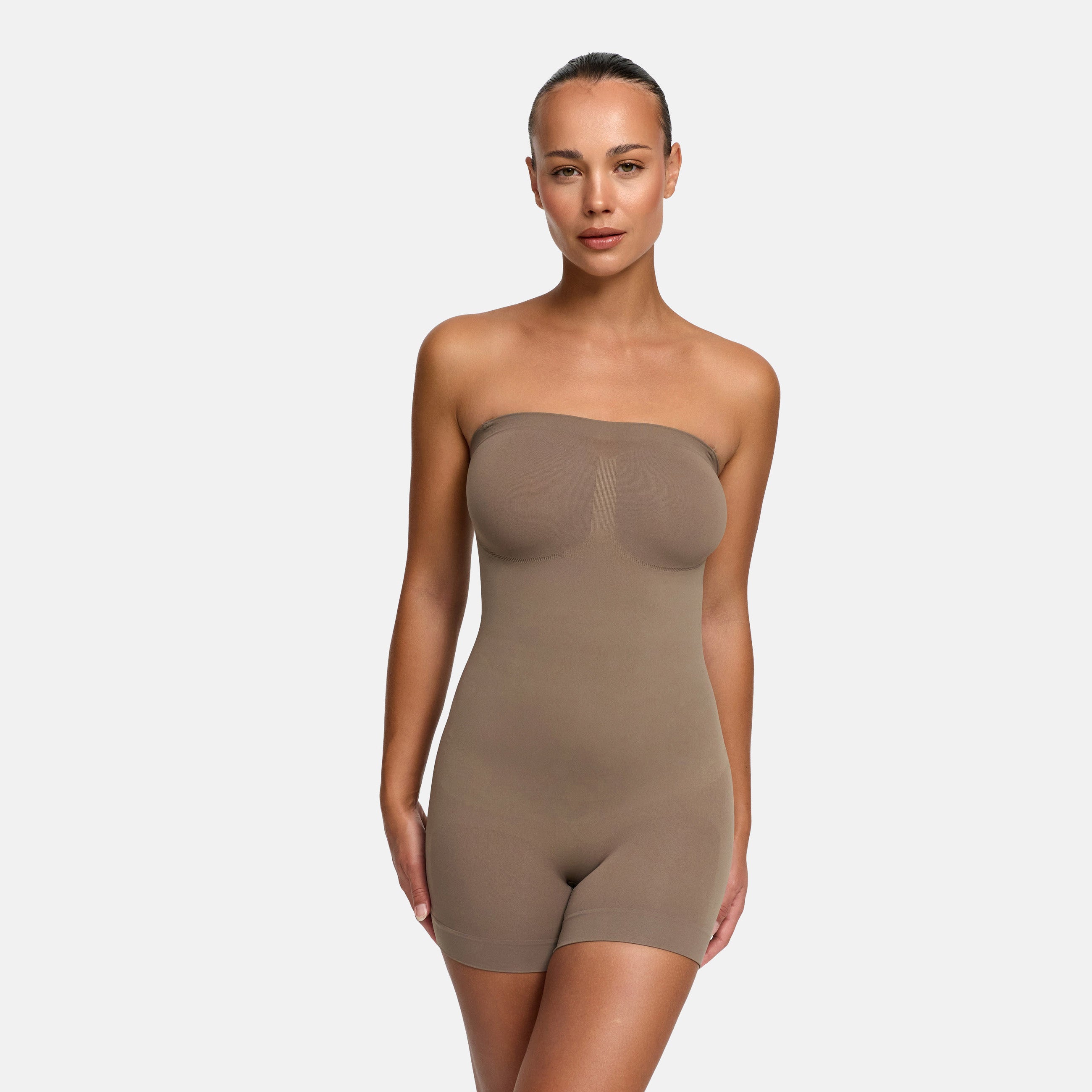 Olkaimeton bodysuit veistävä shapewear shortseineen