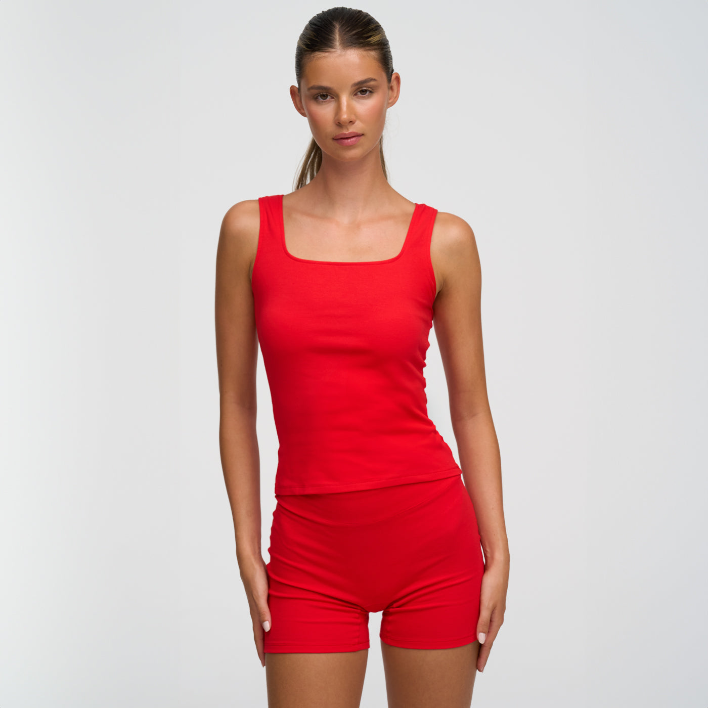 <div>Das Model ist 1,76m groß</div><span></span><div>und trägt Größe M</div>