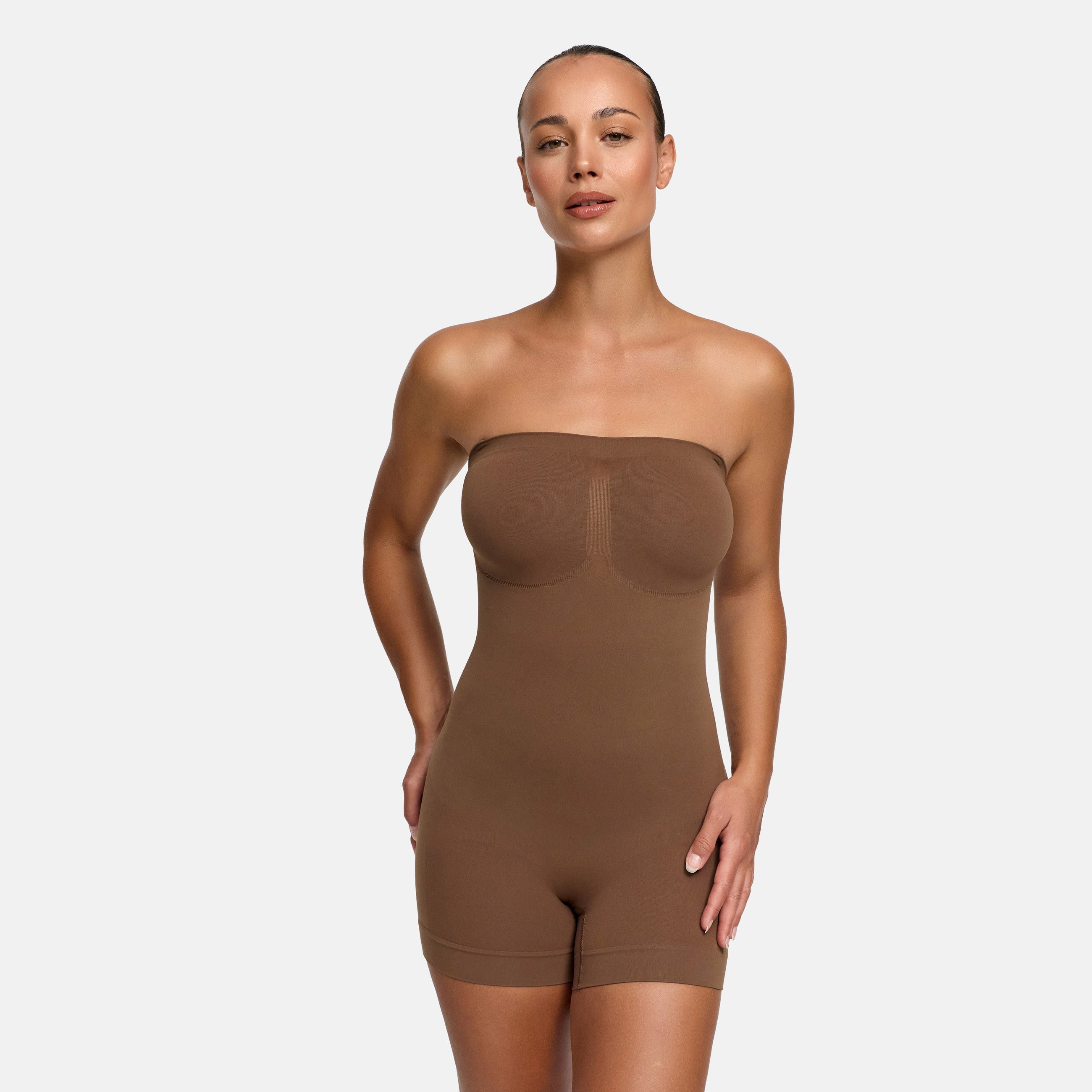 Stroppløs bodysuit med shapewear og shorts
