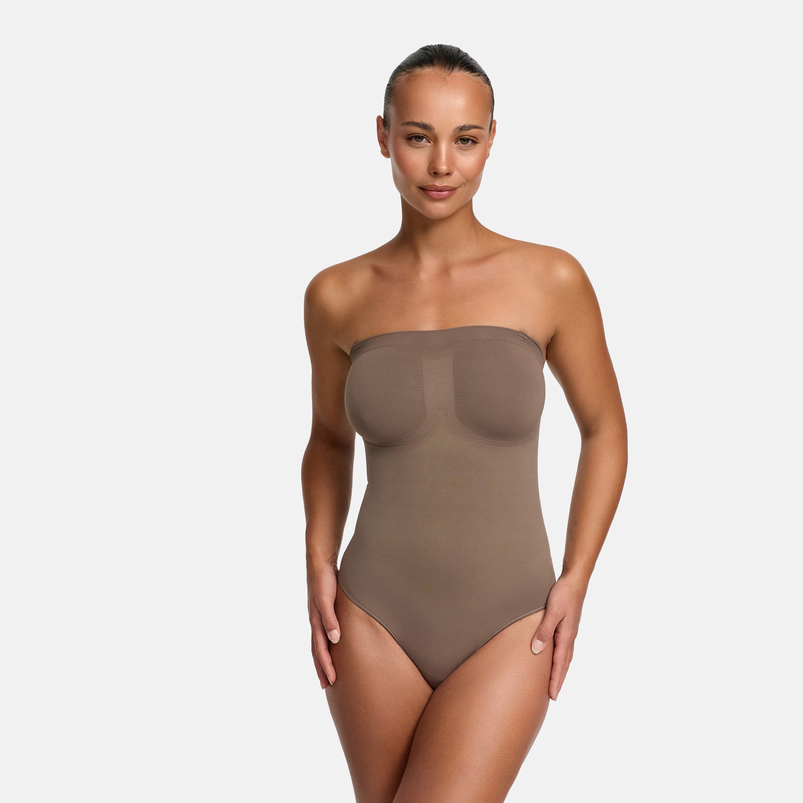 Axelbandslös bodysuit i shapewear-modell med trosor